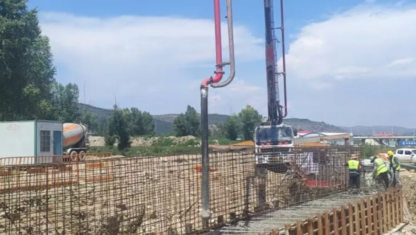 近日，康樂縣北濱河路建設項目康美橋0#蓋梁砼澆筑拉開帷幕。此次橋臺澆筑為后續橋梁架設筑牢根基，直接關系道路通車節點，是項目建設中具有里程碑意義的關鍵一步。施工現場，工人師傅們在作業區內有條不紊地完成綁